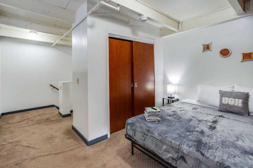 Апартаменты Centric Modern Loft W/ King Beds Рочестер Экстерьер фото