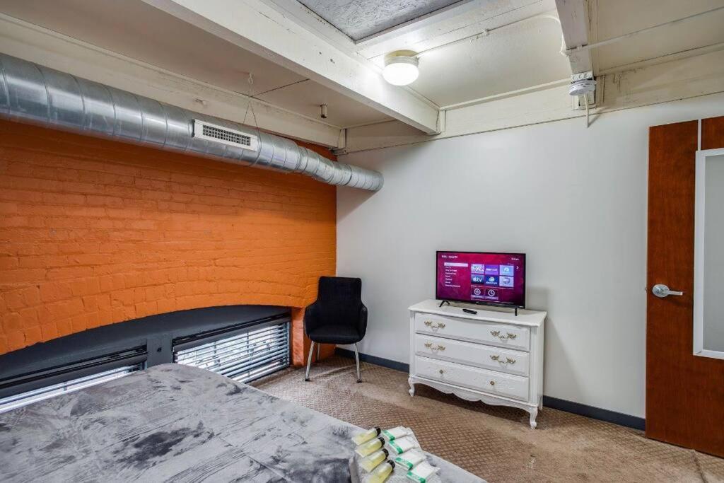 Апартаменты Centric Modern Loft W/ King Beds Рочестер Экстерьер фото