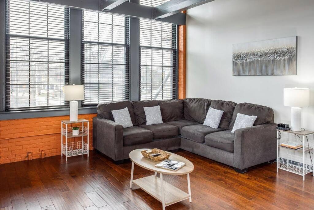 Апартаменты Centric Modern Loft W/ King Beds Рочестер Экстерьер фото