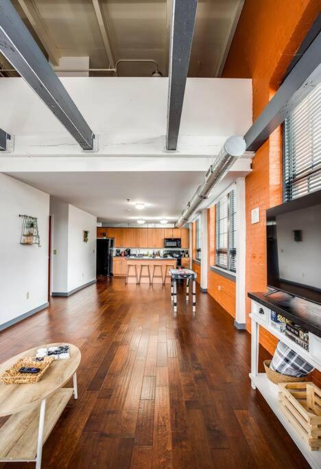 Апартаменты Centric Modern Loft W/ King Beds Рочестер Экстерьер фото