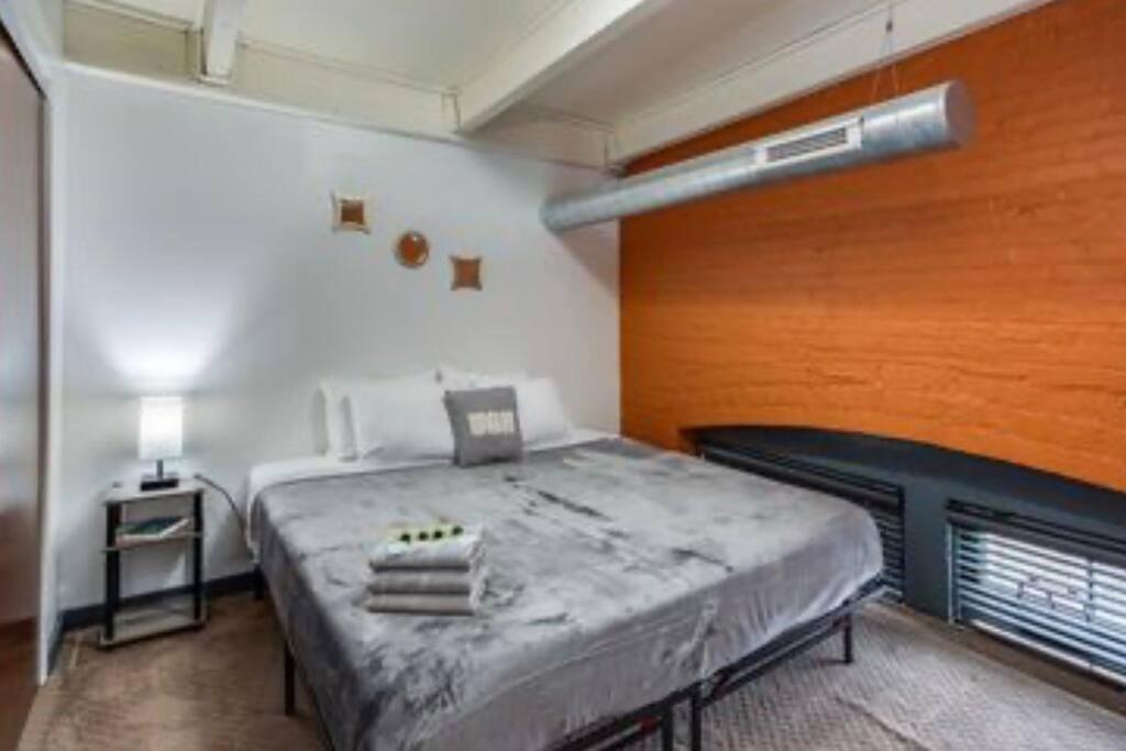 Апартаменты Centric Modern Loft W/ King Beds Рочестер Экстерьер фото