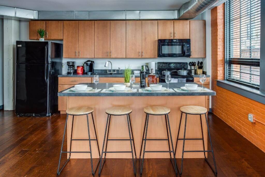 Апартаменты Centric Modern Loft W/ King Beds Рочестер Экстерьер фото
